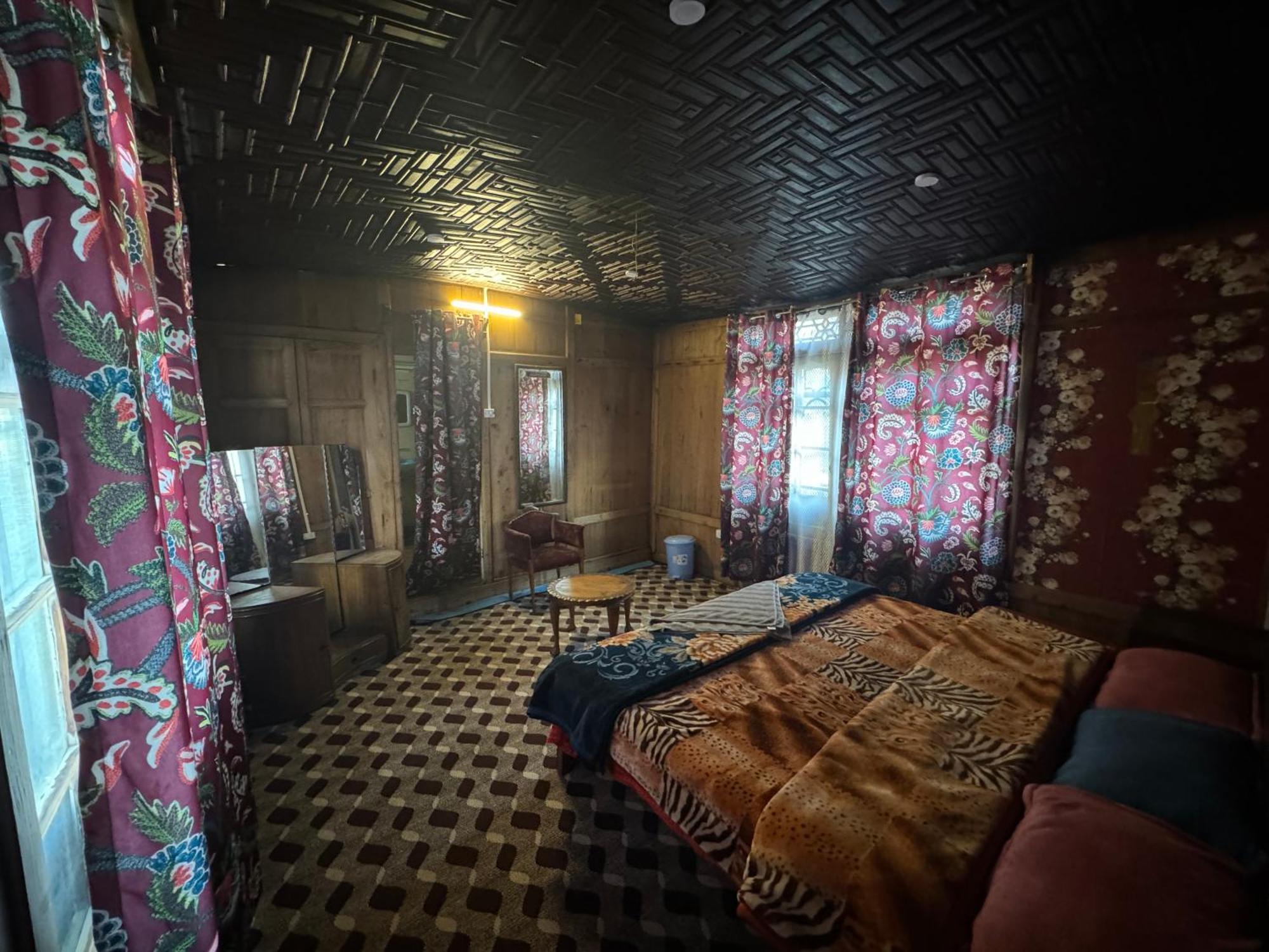 Houseboat Young Balmoral Castle Сринагар Экстерьер фото